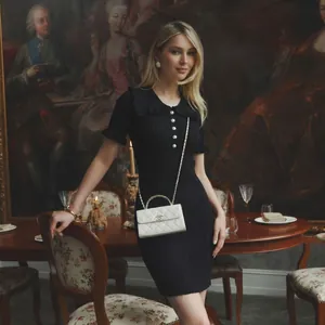 Robe en maille noire style français avec col Claudine à volants et coupe ajustée