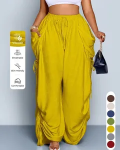 Vista dettagliata dei pantaloni gialli a vita alta a gamba larga con lacci