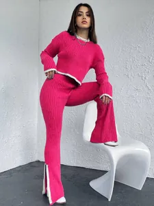 Stijlvolle felroze gebreide tweedelige set met trui en broek en elegante witte contrastrand