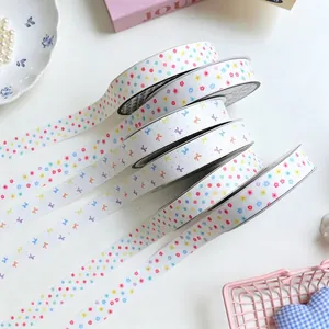 Leuke matte linten met gekleurde stippen en bloempatronen voor DIY-cadeauverpakkingen