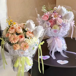 Papier d'emballage floral doux avec autocollants en cœur et nœuds oreiller pour fleuriste