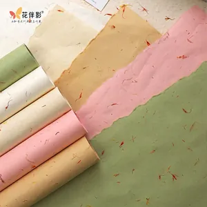 Handgemaakt bloemenpapier met textuur en bloemblaadjes voor creatieve DIY-kunst en knutselen