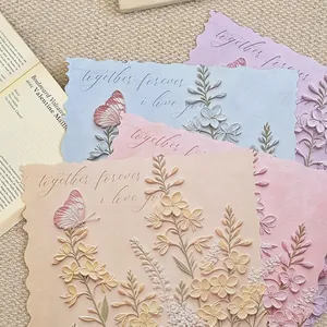 Elegant inpakpapier voor bloemen met golvende rand en bloemen- en vlinderpatronen