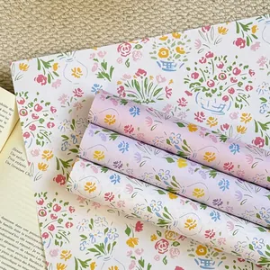 Carta da imballaggio floreale dipinta a mano con motivo a fiori colorati per decorazioni