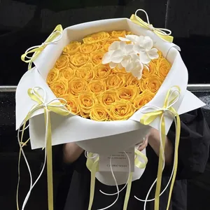 Un grand bouquet de roses jaunes enveloppé dans du papier cadeau créatif en mousse