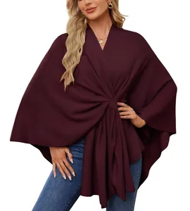 Gros plan d'un élégant châle en tricot bordeaux avec un design à nœud torsadé