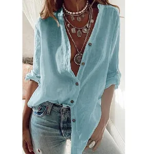 Détail d'une chemise en coton à col en V bleu clair pour femme avec manches