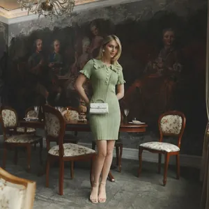 Vue détaillée d'une robe en maille vert clair style français avec col à volants