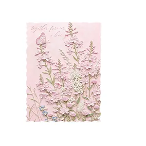 Elegant roze bloemen inpakpapier met geschulpte randen en reliëf vlinder