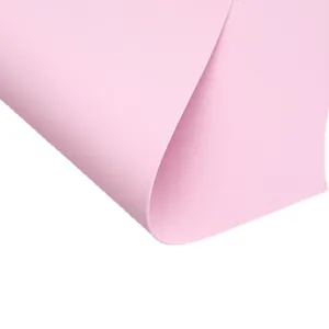 Papier d'emballage en mousse rose clair pour les compositions de bouquets de fleurs