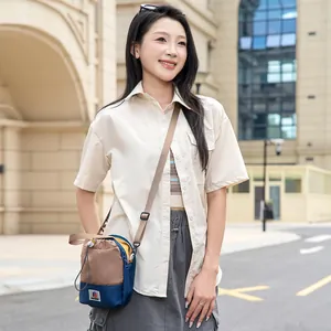 Sac bandoulière extérieur léger avec fermeture à cordon sur modèle féminin