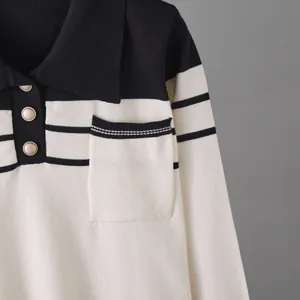 Detalle de cerca de un jersey de punto a rayas blancas y negras con cuello y bolsillo.