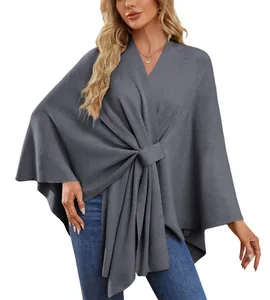 Vue détaillée du poncho en maille gris pour femmes avec un design de nœud élégant