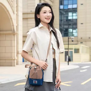 Vue détaillée d'un sac à bandoulière d'extérieur léger pour la randonnée et le téléphone