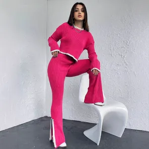 Stijlvolle tweedelige fuchsia roze gebreide trui en wijde broek set met witte biesjes