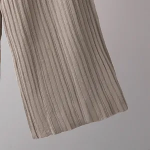 Detaillierte Nahaufnahme der plissierten, gerippten Strickhose mit weitem Bein in der Farbe Taupe