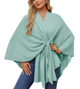 Élégant châle en tricot vert menthe pour femme avec un design de cape torsadée devant