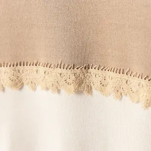 Primer plano detallado que muestra el encaje delicado y la textura de este conjunto bicolor