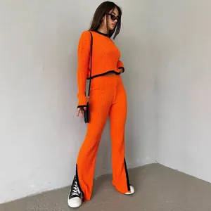 Levendig oranje gebreide tweedelige set met trui en uitlopende broek voor dames