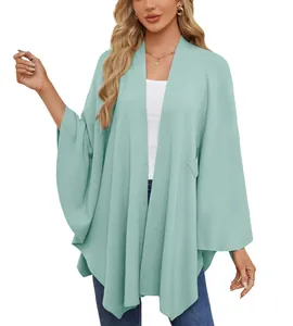 Vue détaillée du châle poncho en maille vert menthe élégant au tissu doux