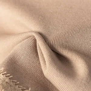 Primer plano macro de la textura de tela de punto beige con detalles de encaje