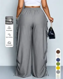 Vista posteriore di pantaloni larghi in lino grigio a vita alta con dettagli in viscosa