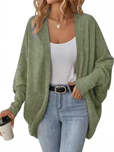 Elegante cardigan da donna verde oversize con maniche a pipistrello e design aperto sul davanti.