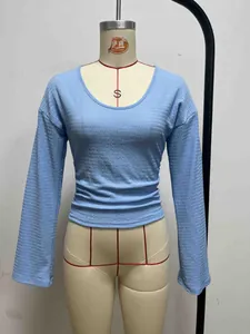 Detailansicht des hellblauen strukturierten Langarm-Crop-Tops mit ausgestellten Ärmeln