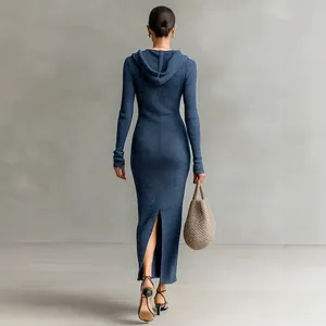 Abito lungo aderente in maglia a costine con cappuccio da donna color blu scuro
