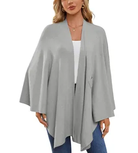 Châle élégant en maille grise pour femme, design ouvert et texture très douce