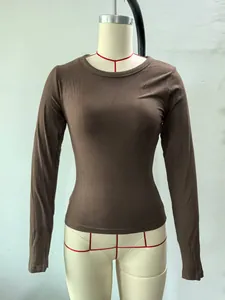 Detailopname van een bruin geribbeld gebreid T-shirt met lange mouwen voor dames
