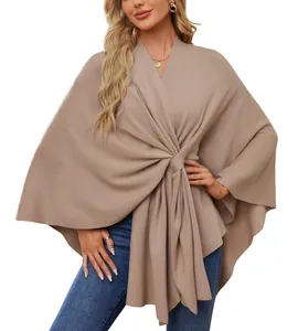 Vue détaillée d'un élégant poncho en tricot pour femme avec un nœud en tissu taupe doux