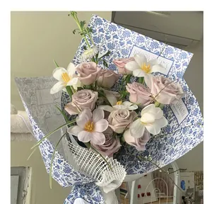 Blumeneinschlagpapier im blau-weißen Porzellanstil für die Dekoration von Blumensträußen
