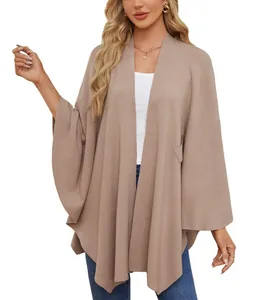 Détail d'un élégant poncho en tricot de couleur unie pour femme sur un mannequin