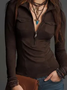 Detail einer braunen Western-Slim-Fit-Langarm-Oberteil mit Taschen und halbem Reißverschluss
