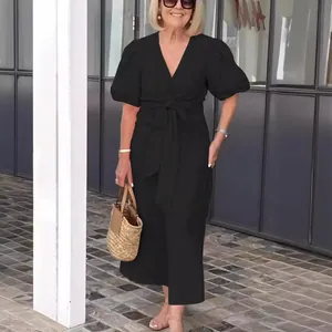 Κομψό μαύρο βαμβακερό καλοκαιρινό φόρεμα με V λαιμόκοψη, φουσκωτά μανίκια και φιόγκο.