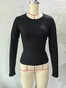 Gedetailleerd vooraanzicht van een zwart nauwsluitend geribbeld gebreid shirt