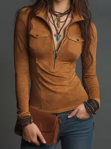Detailansicht eines braunen schmal geschnittenen Oberteils im Western-Stil mit Taschen