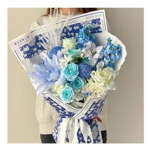Detailansicht von blau-weißem Chinoiserie-Geschenkpapier mit elegantem Blumenstrauß