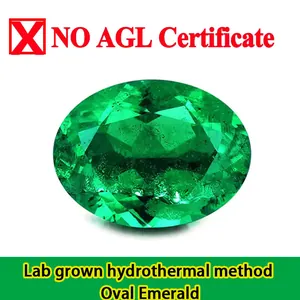 Dettaglio macro di uno smeraldo ovale sintetico idrotermale di un verde brillante
