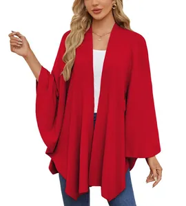 Vue frontale d'un élégant poncho châle rouge doux d'une seule pièce pour les femmes