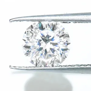 Détail macro d'une pierre de Moissanite taille nid avec 100 facettes et feu brillant
