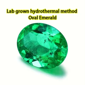 Macro dettaglio che mostra la chiarezza di uno smeraldo ovale sintetico idrotermale