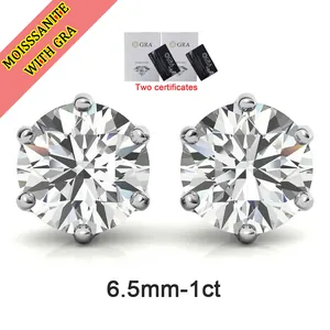 Λεπτομερής προβολή των σκουλαρικιών moissanite 1ct με κλασικό δέσιμο έξι δοντιών