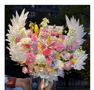 Vista dettagliata di grandi ali decorative bianche per eleganti bouquet di fiori