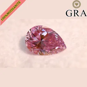 Primer plano de una piedra de moissanita rosa en forma de pera con gran brillo y luz