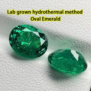 Dettaglio macro di due smeraldi idrotermali coltivati in laboratorio con taglio ovale netto.