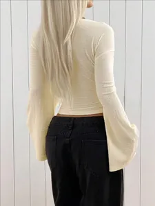 Rückansicht eines stilvollen cremefarbenen strukturierten Crop-Tops mit Trompetenärmeln
