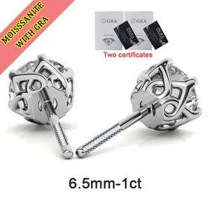 Κοντινό πλάνο με σκουλαρίκια moissanite 1ct με ασημένιο δέσιμο 6 δοντιών και πιστοποιητικά GRA