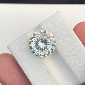 Vue macro d'une pierre précieuse Moissanite D VVS1 taille nid d'oiseau à 100 facettes